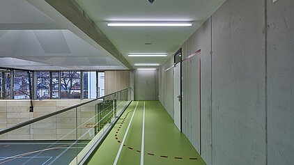 Neubau Turnhalle Schloßberg: Zuschauergalerie im ersten Obergeschoss