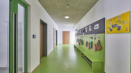 Erweiterungsbau Schule Haslach / Traunstein. Blick in den Flur mit Umkleiden