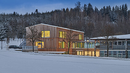 Erweiterungsbau Schule Haslach / Traunstein. Abendstimmung