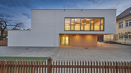 Neubau der Turnhalle Schlossberg. Außenansicht der Turnhalle von Norden. Abendstimmung