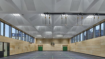 Neubau der Turnhalle Schloßberg. Blick in die Sporthalle Richtung Süden