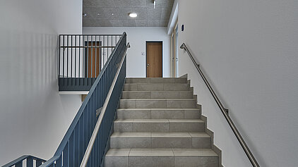 Erweiterungsbau Schule Haslach / Traunstein. Blick in das Treppenhaus