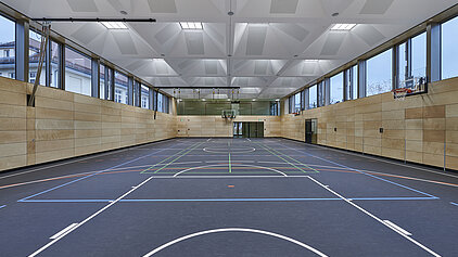 Neubau der Turnhalle Schlossberg. Sporthalle, Blick nach Norden, Zuschauergalerie