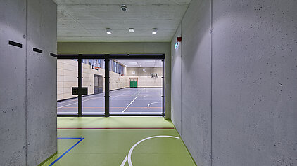 Neubau der Turnhalle Schlossberg. Blick vom Flur in die Halle, Flur Erdgeschoss