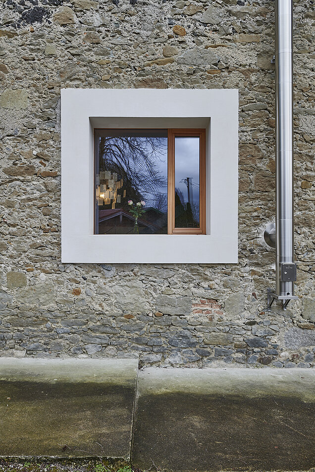 Umbau der Scheune eines Itakerhofes zum Wohnhaus. Fenster auf der Nordseite.