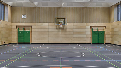 Neubau Turnhalle Schloßberg. Sporthalle: Blick auf die südliche Außenwand und asketballkorb